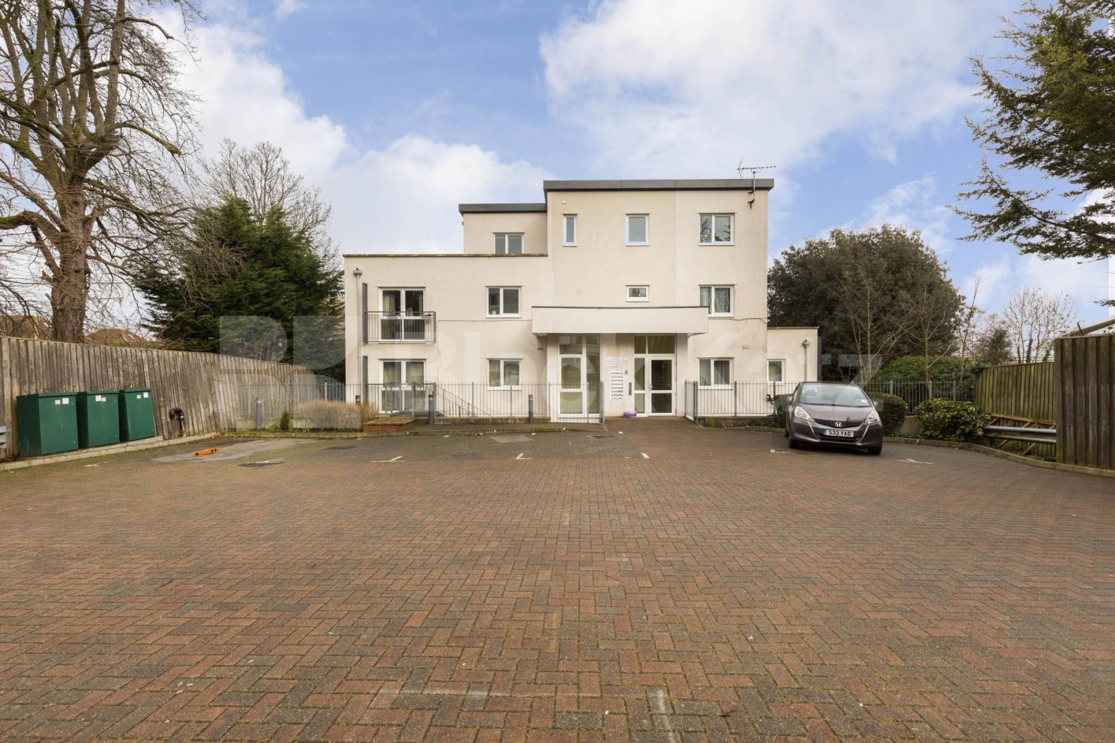 Spacious 2 double bedroom tucked away on a close with Parking  Montague Close, High Barnet 